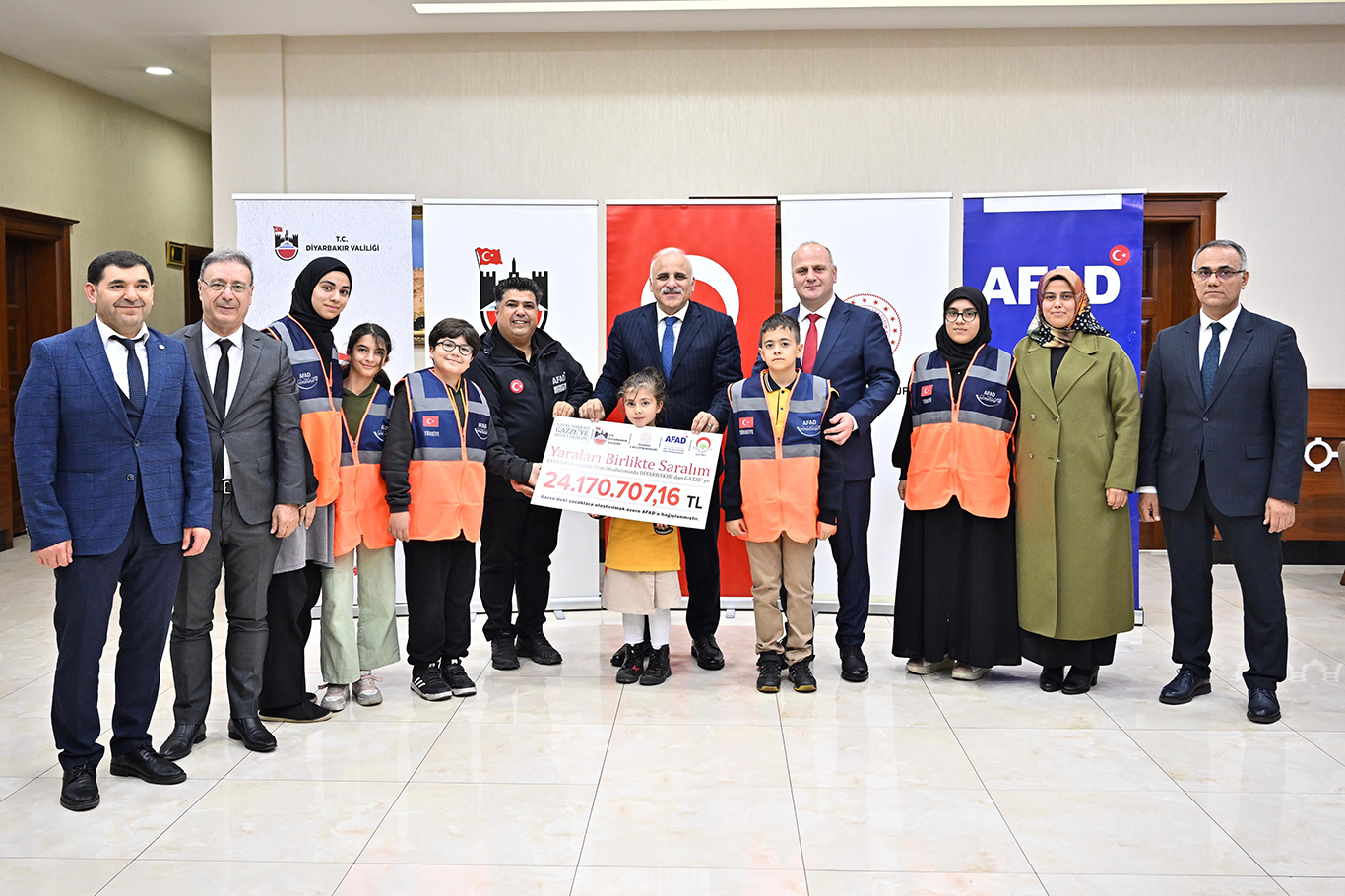 Diyarbakır’da Gazze için toplanan 24 Milyon TL AFAD’a teslim edildi;