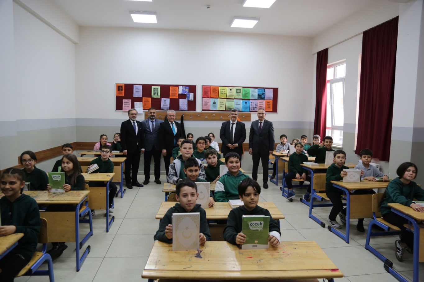 “Dersimi Seçiyorum Kur’an’ımı Alıyorum” projesi kapsamında öğretmenler ve öğrencilere anlamlı hediye;