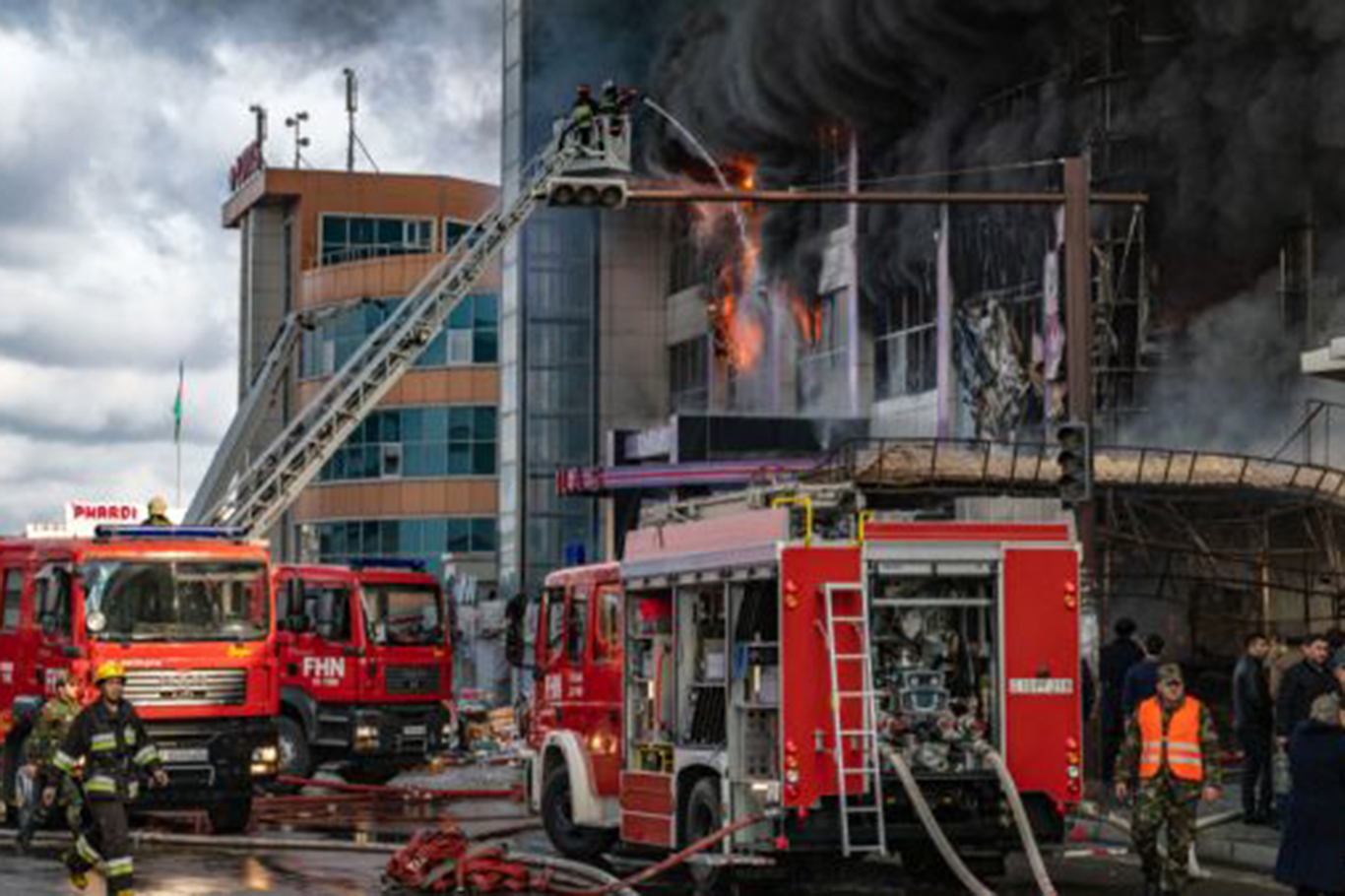 Azerbaycan'da iş merkezinde patlama: 7 kişi kurtarıldı