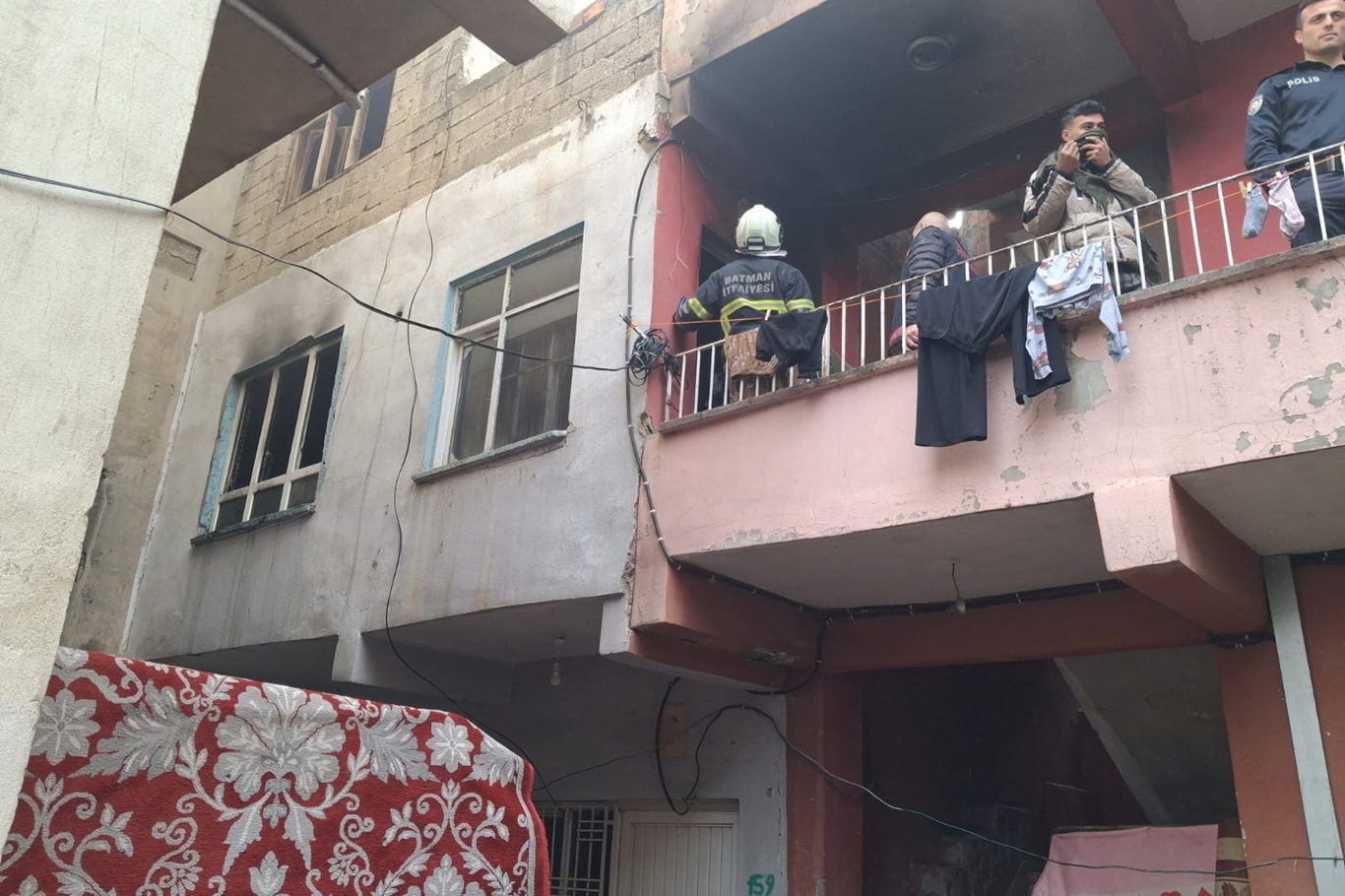 Batman'da elektrikli soba yangını: 3 katlı evde maddi hasar oluştu;