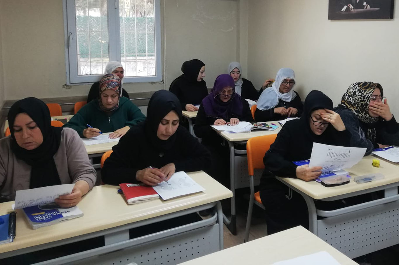 Kadınlara yönelik okuma yazma kursu devam ediyor;