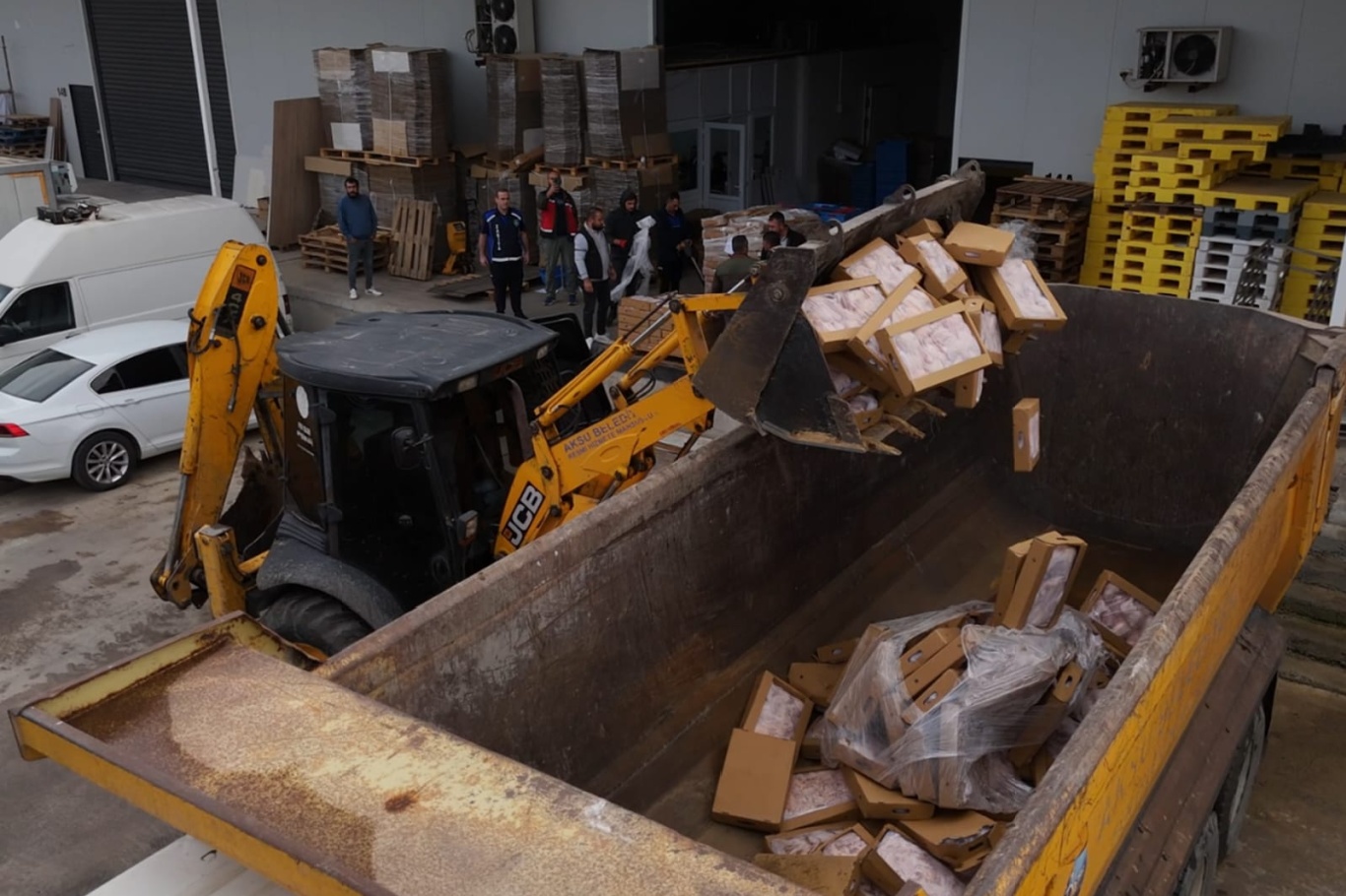 Antalya’da 25 ton tarihi geçmiş tavuk ele geçirildi