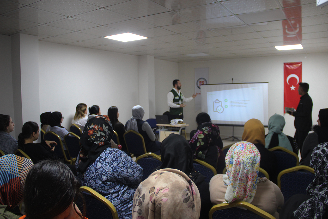 YEŞİLAY, vatandaşları bağımlılıkla mücadele konusunda bilgilendiriyor