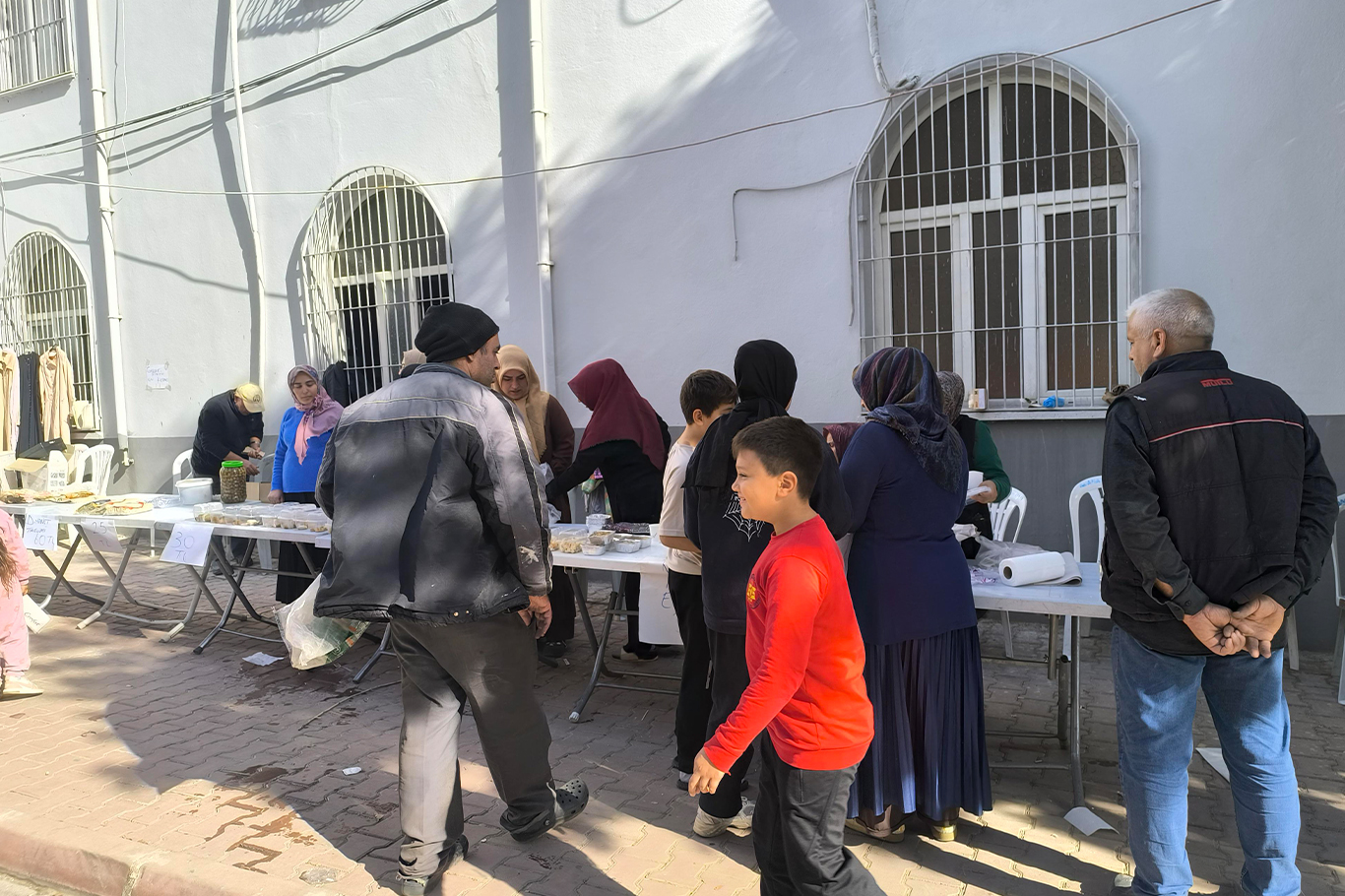 Adana'da camilerde Gazze için hayır çarşıları kuruldu