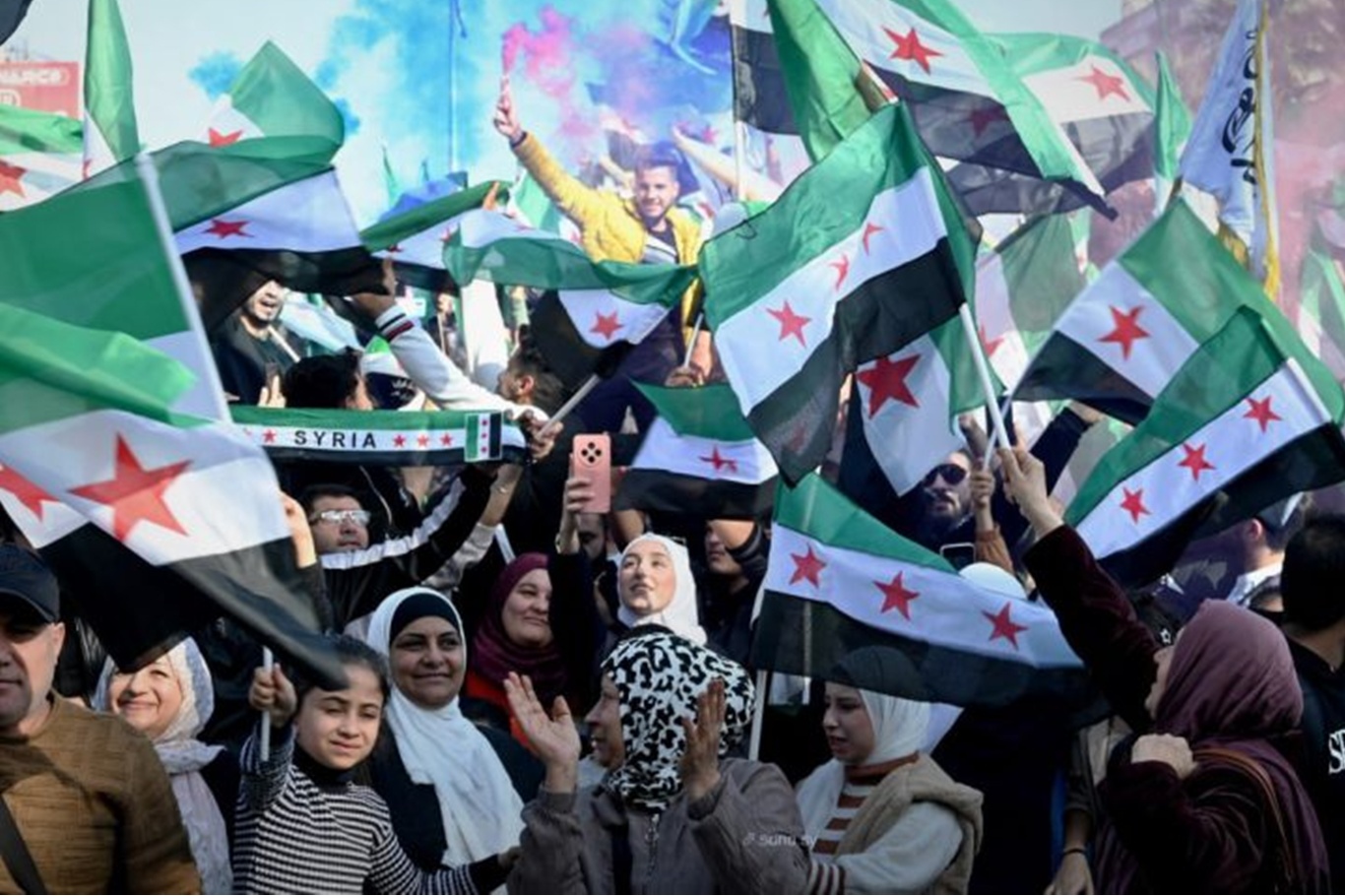 Suriye'de halk, Esad rejiminin devrilişini başlatan yolun birinci yılını kutluyor, işgal saldırılarını kınıyor
