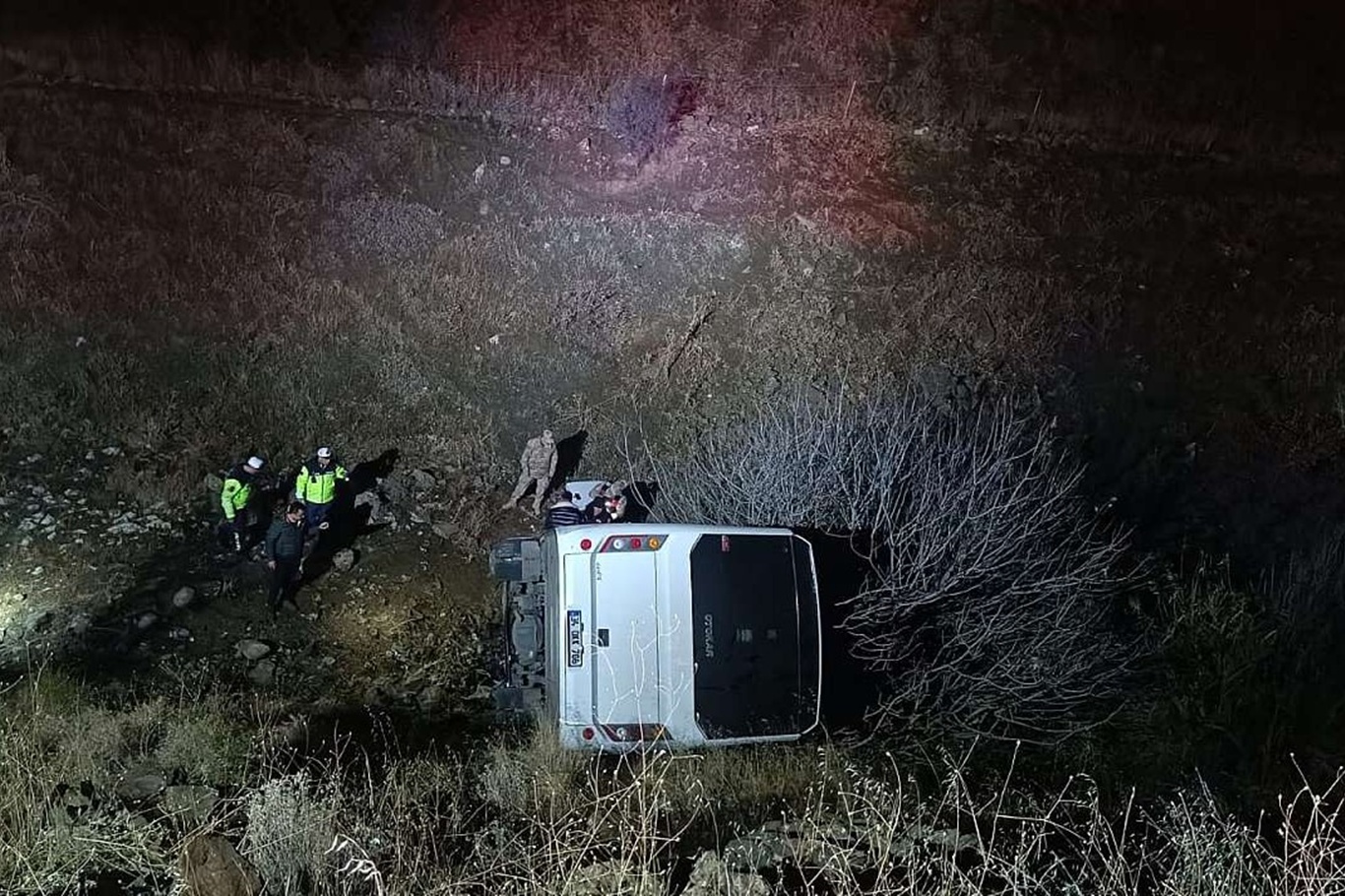 Maden işçilerini taşıyan servis uçuruma yuvarlandı: 2'si ağır 15 yaralı