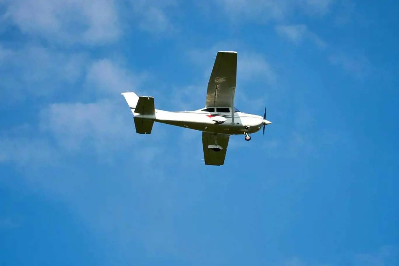 Avustralya'da iki uçak havada çarpıştı: Bir pilot öldü