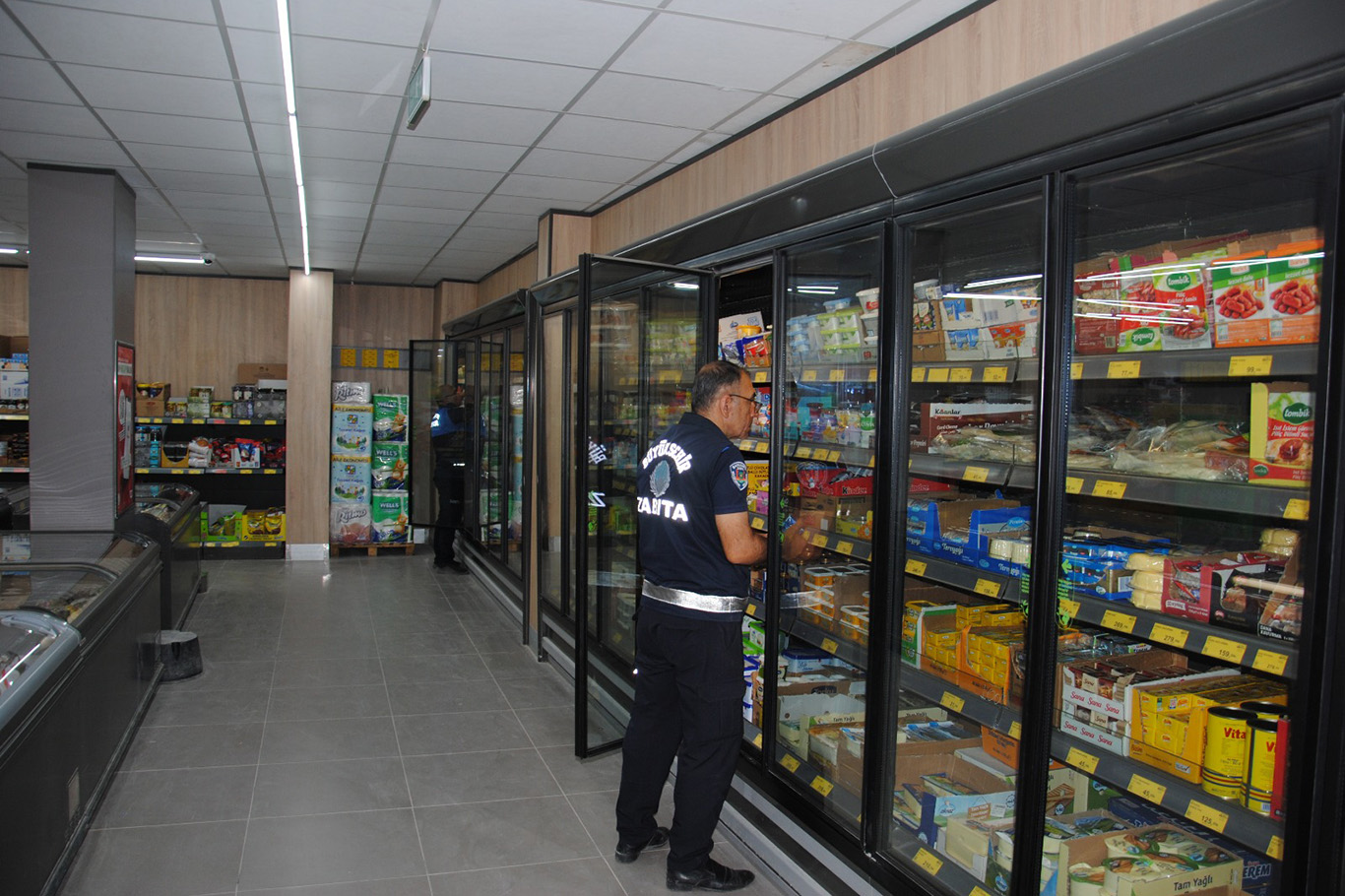 Şanlıurfa’da zabıtadan zincir marketlere denetim;