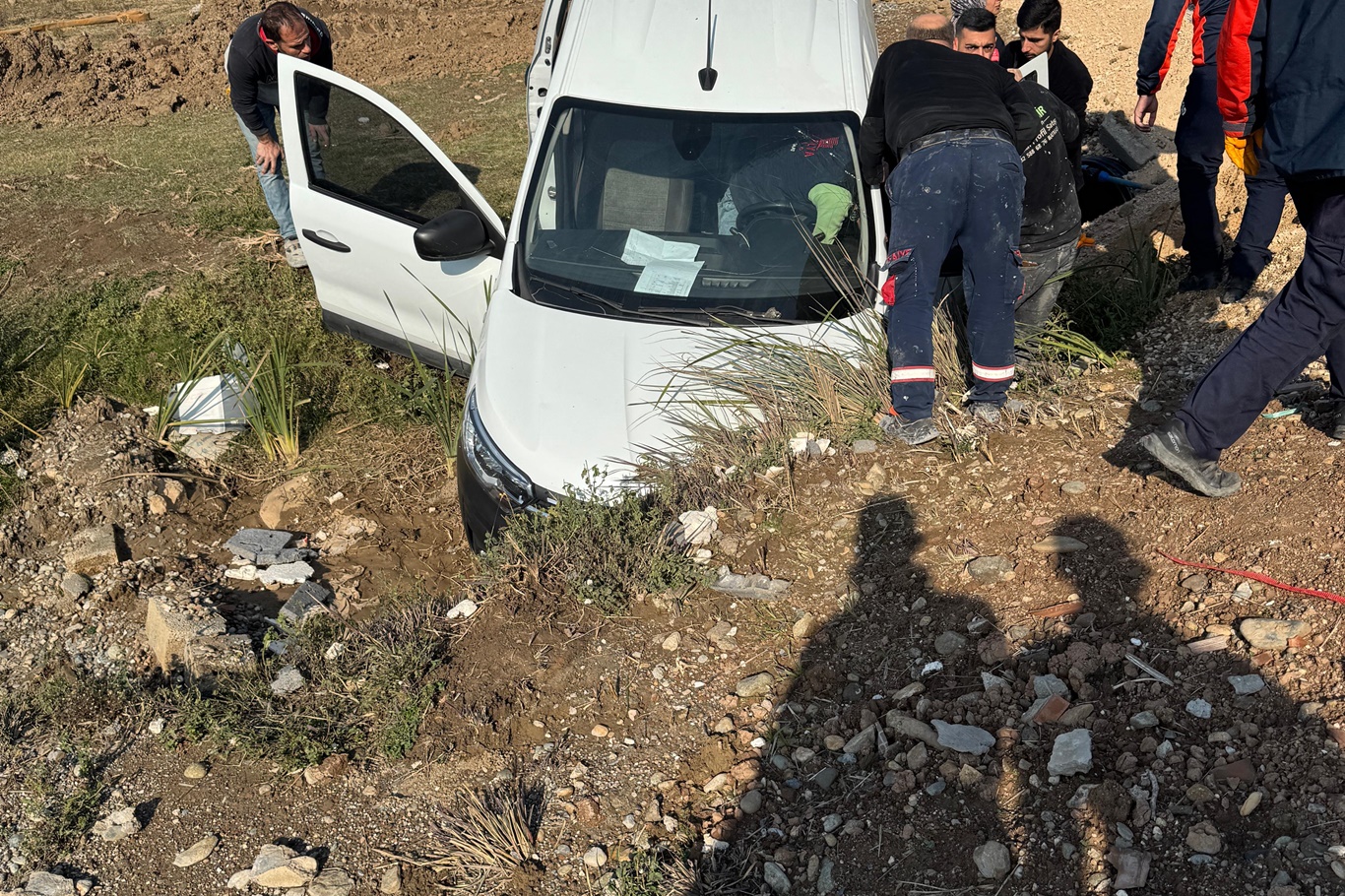 Hafif ticari araç kanala düştü: Sürücü yaralı kurtarıldı;