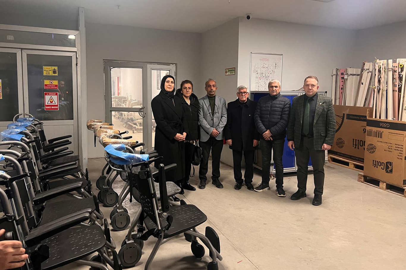 Hasta yakını olarak zorluk yaşadı, hastalar için sandalye bağışladı;