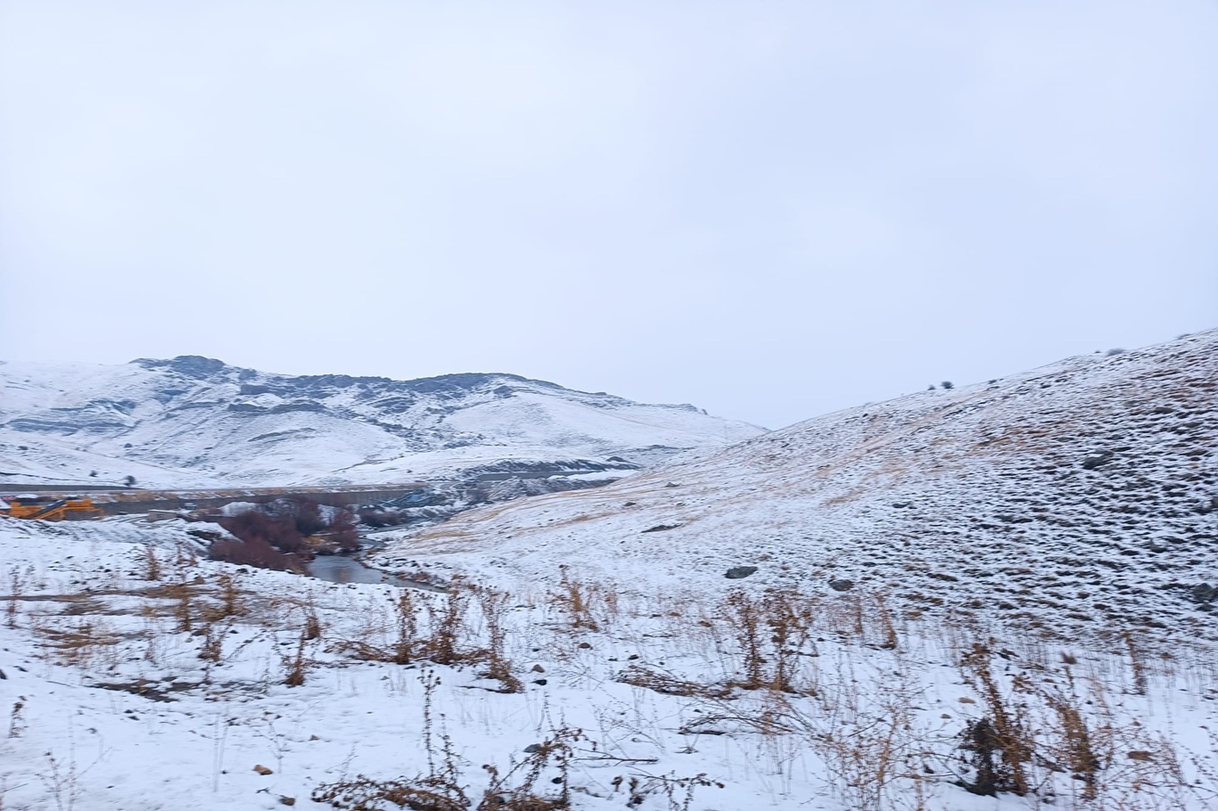 Ağrı merkeze bağlı köylerde ve yüksek kesimlerde kar yağışı başladı;