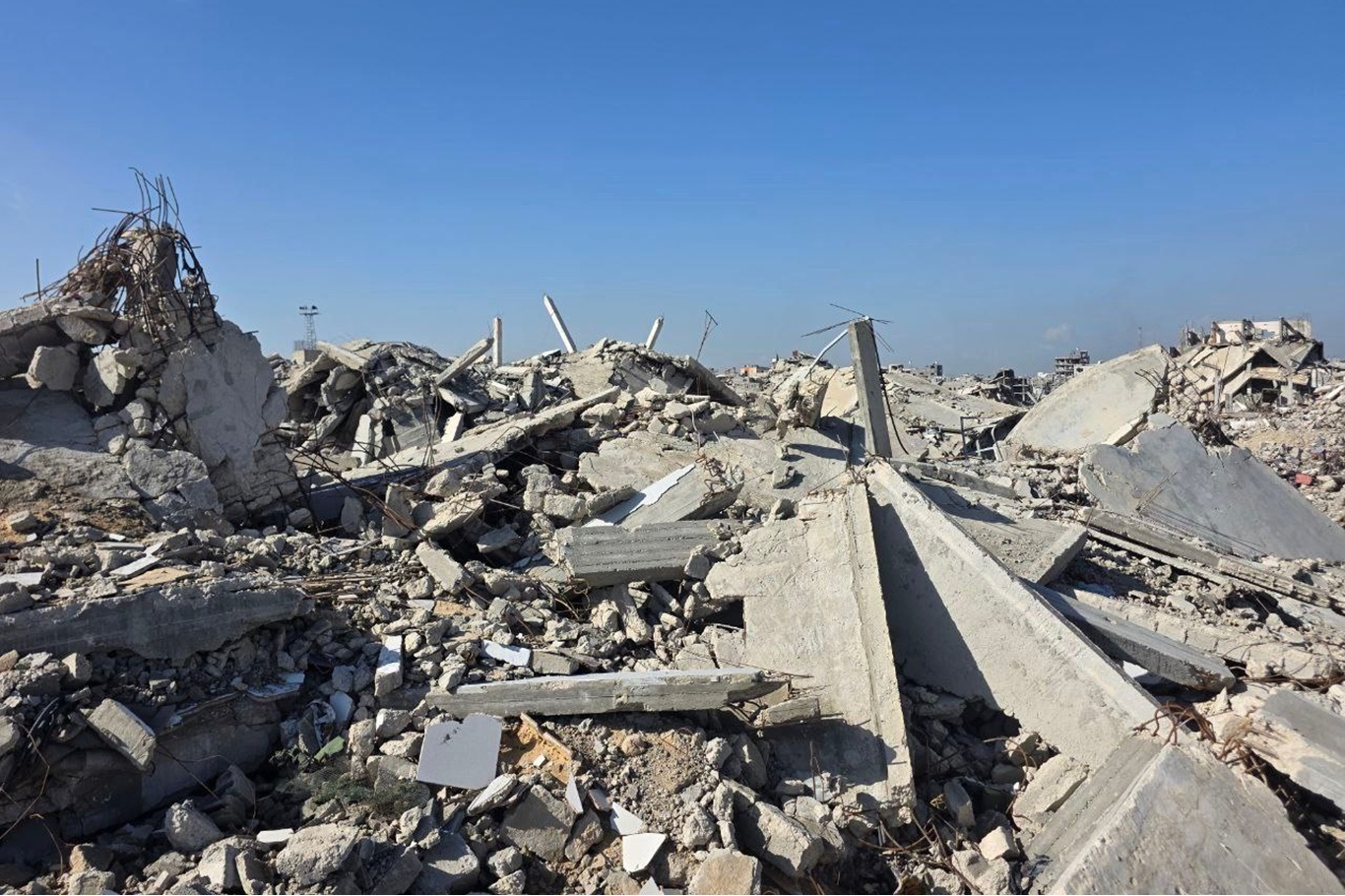 UNRWA: İşgalcilerin elinde Gazze'ye 3 aylık gıda yardımı yapabilecek 6 bin tır bulunuyor;