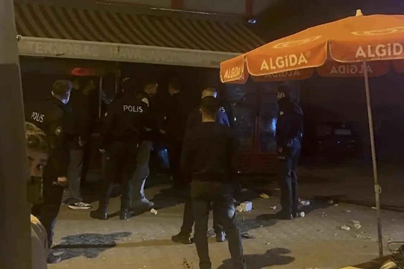 Hem dükkânı yaktı hem müdahaleye engel oldu