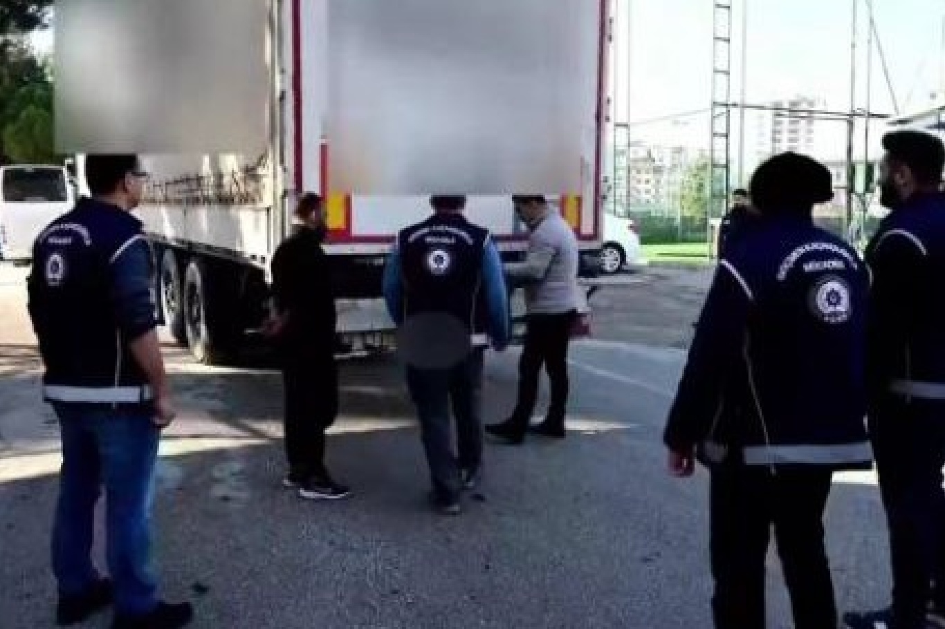 Amasya’da tırda gizlenen 13 düzensiz göçmen yakalandı