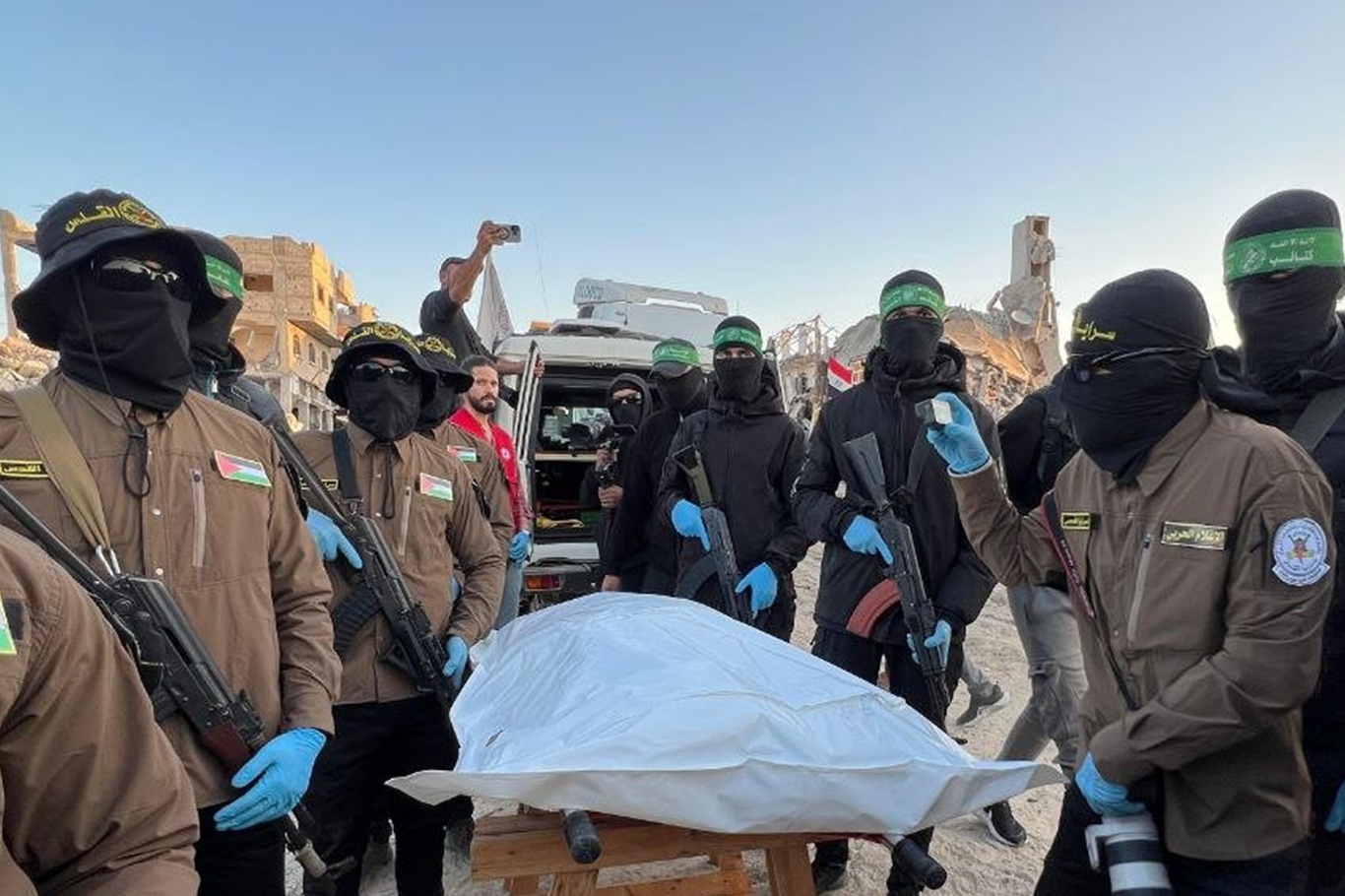 Gazze'deki direniş, bir siyonist esirin cesedini teslim etti