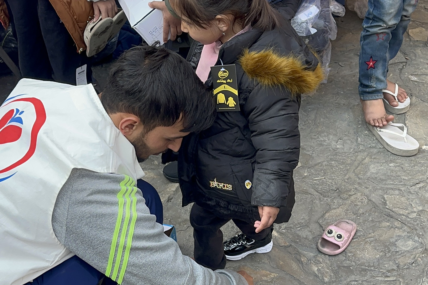 Yetimler Vakfı Afganistan'daki ihtiyaç sahibi çocuklara kışlık yardım ulaştırdı;