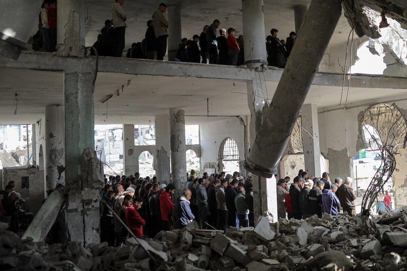 Yıkılan Selahaddin Camii’nin enkazında cuma namazı kılındı