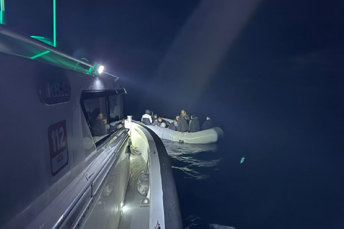 İzmir’de Yunanistan tarafından itilen 15 düzensiz göçmen kurtarıldı;