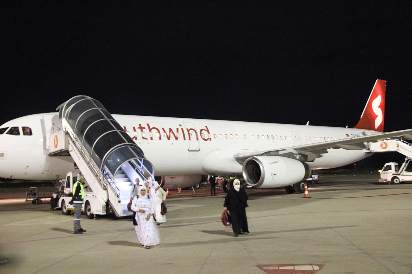Şırnak’tan kutsal topraklara giden 220 Umre yolcusu direkt uçuşla geri döndü;