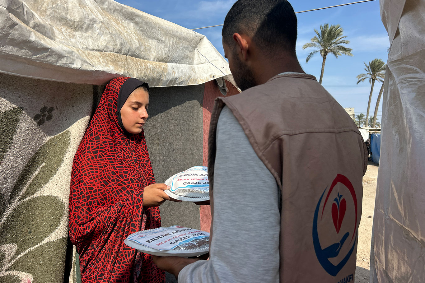 Gazze'de Yetimler Vakfı'nın sıcak yemek dağıtımları devam ediyor;