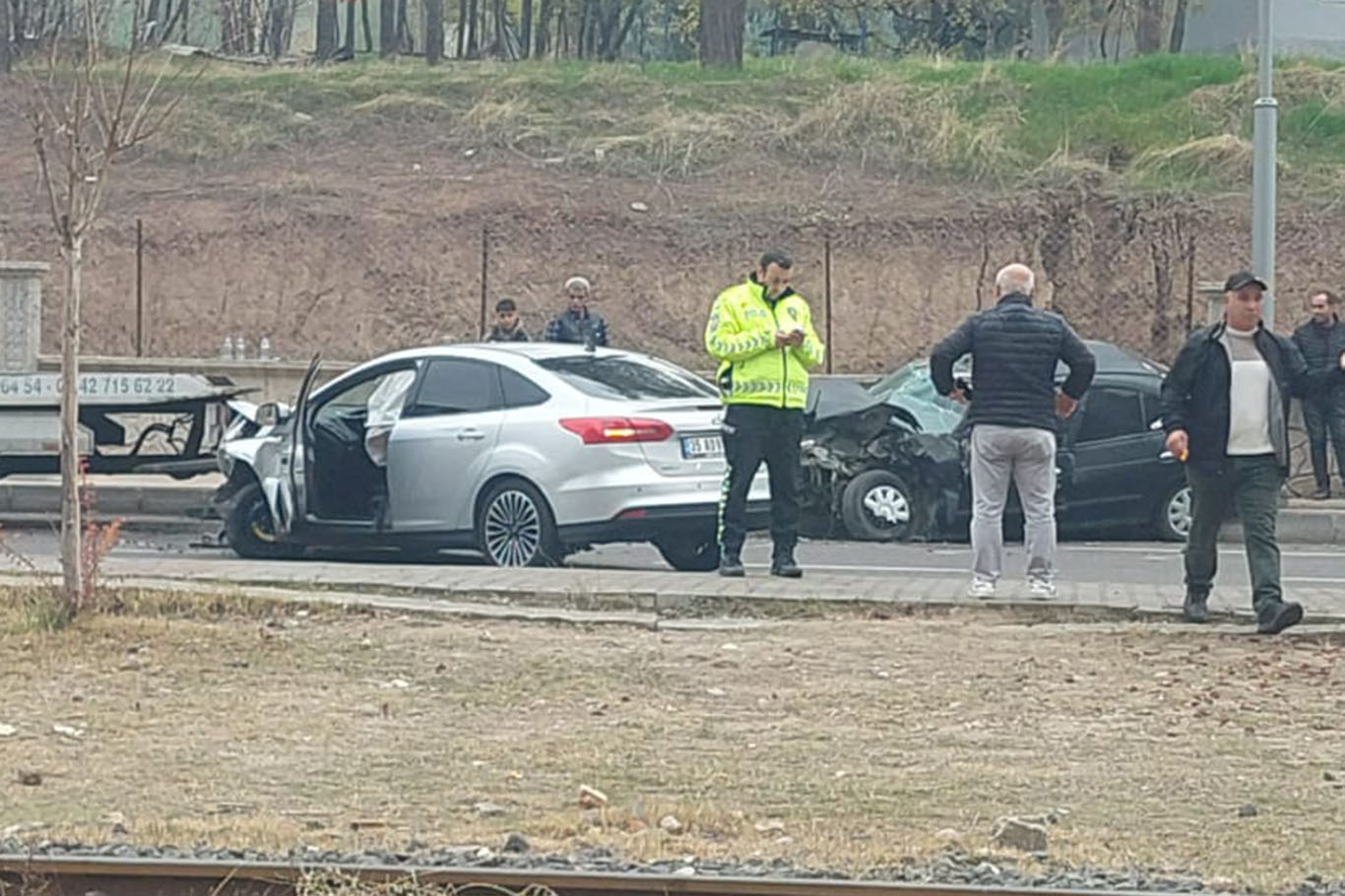 Batman'da iki otomobil kafa kafaya çarpıştı: 3 yaralı;