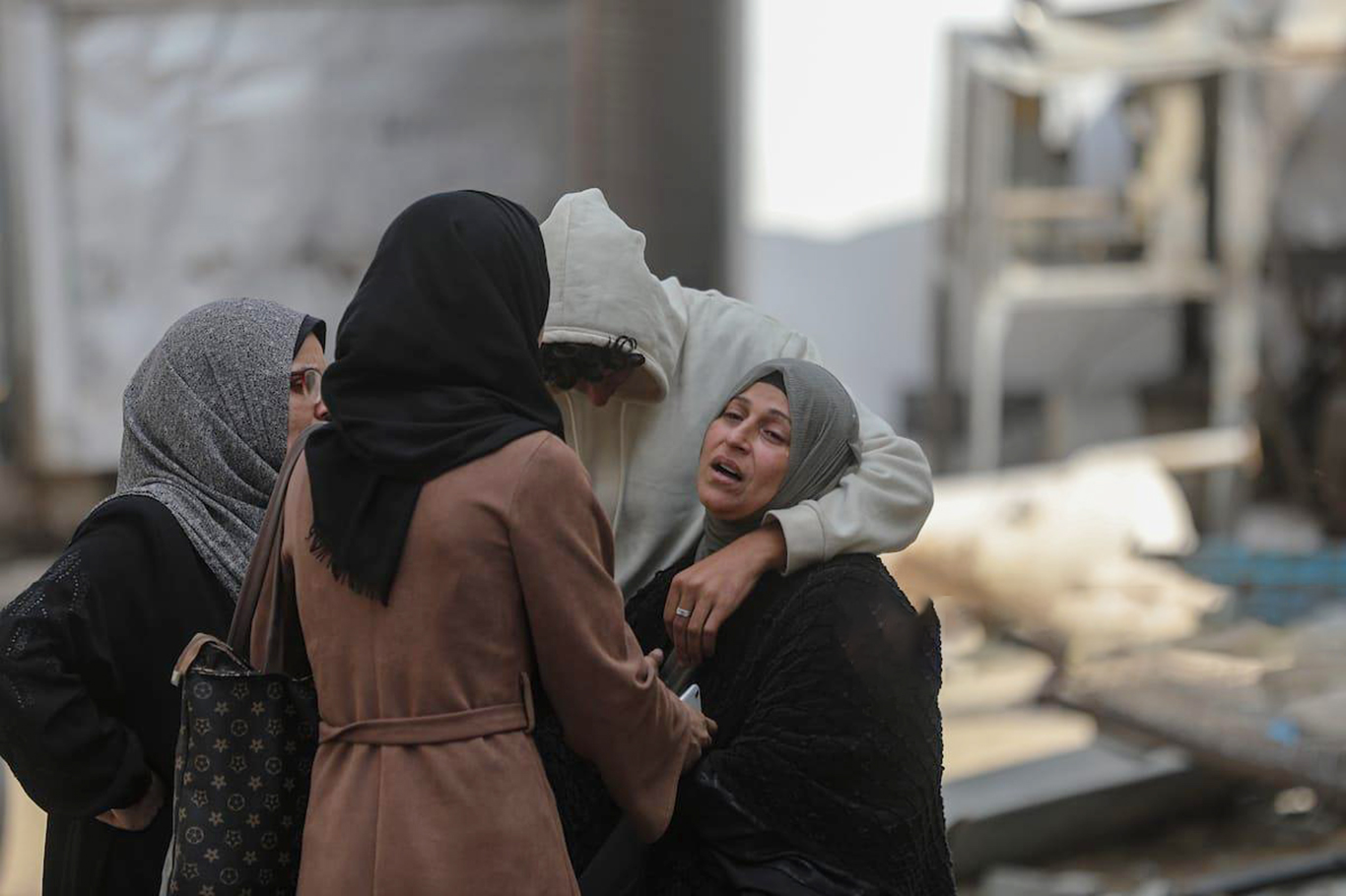 Gazze'de anne ve oğlu siyonist rejimin ateşiyle şehit oldu;