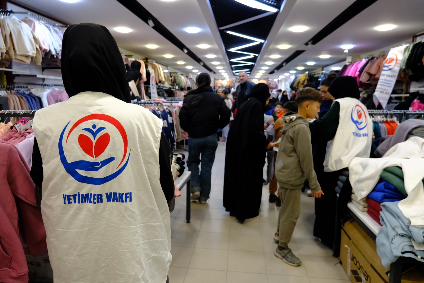 Yetimler Vakfı Van’da giyim yardımı yaptı;