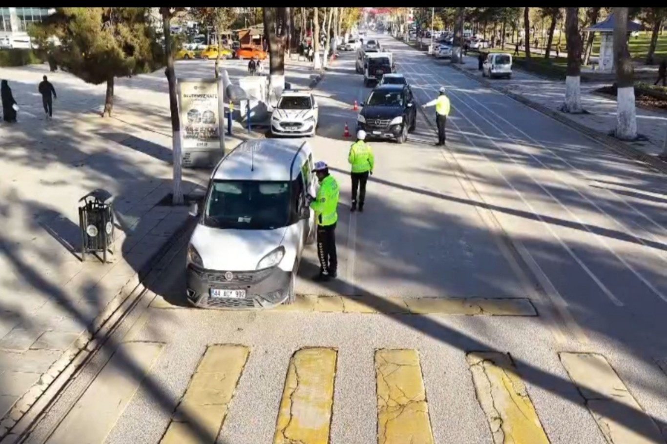 Malatya'da yaya geçidi ihlali yapan sürücüler cezalandırıldı ;