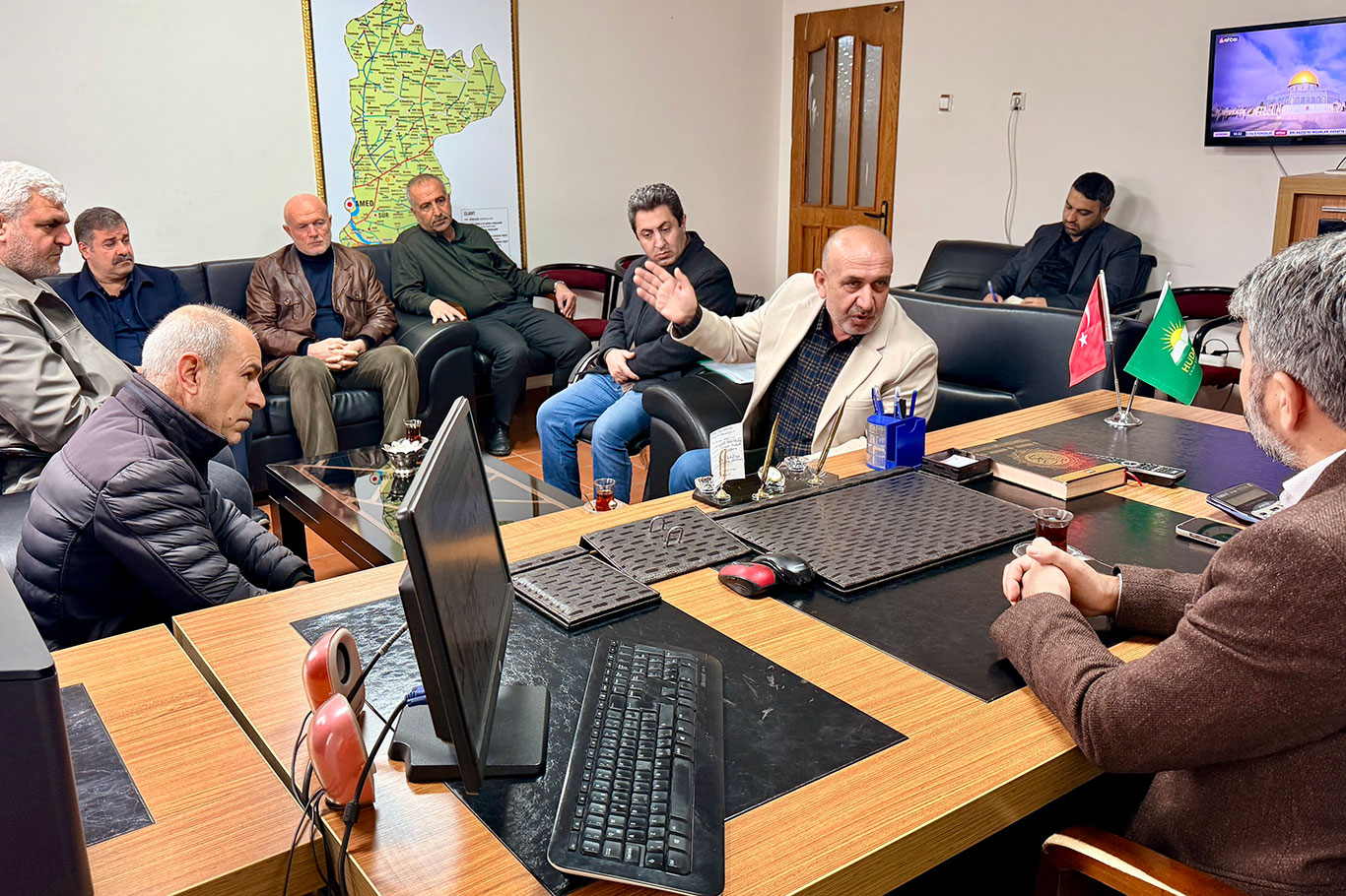 İşten çıkarılan işçilerden HÜDA PAR Milletvekili Dinç'e ziyaret;