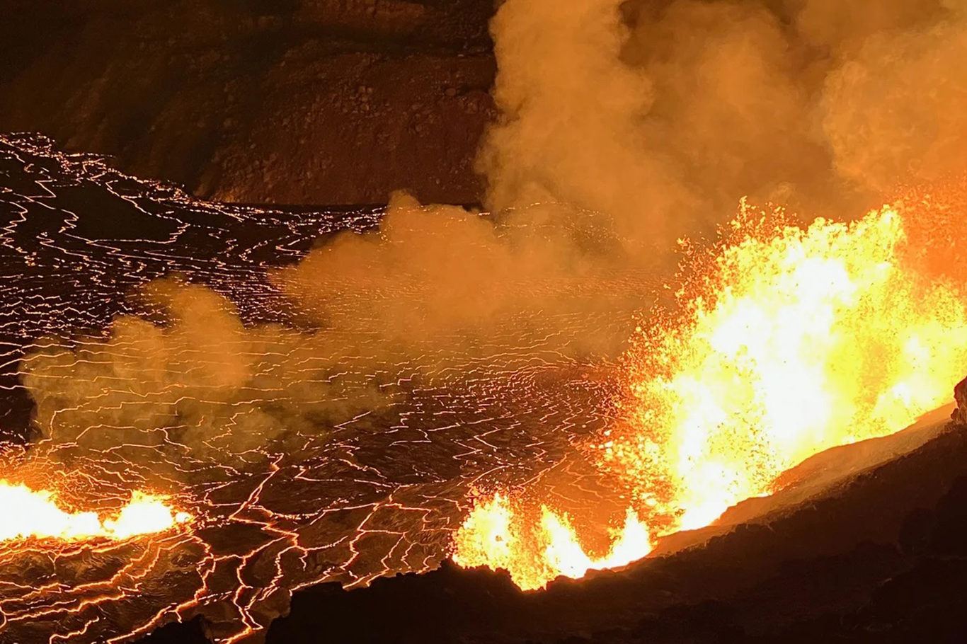 Hawaii'de Kilauea Yanardağı yeniden lav püskürttü;
