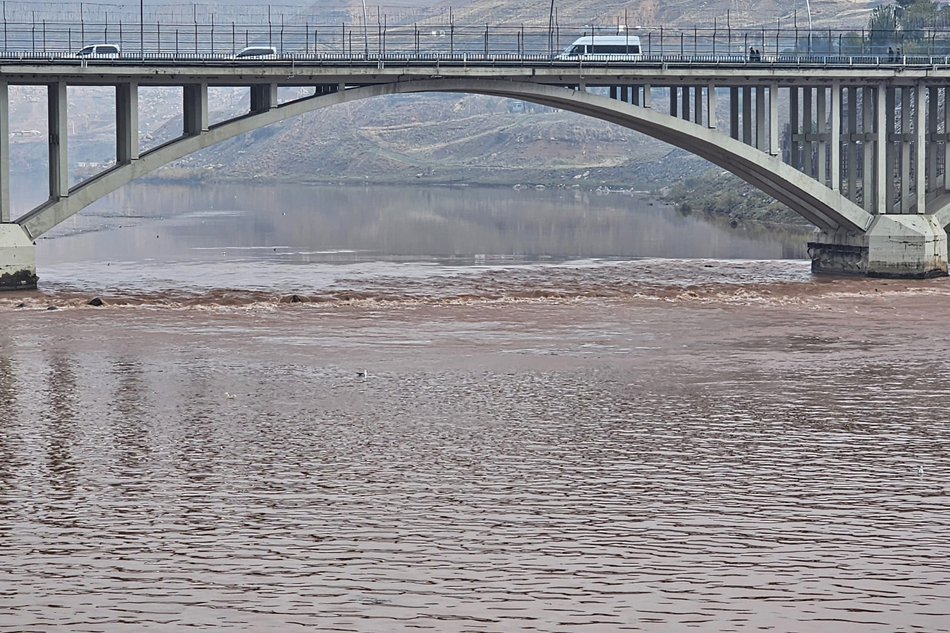 Şırnak Cizre’de Dicle Nehri kızıla boyandı: İlçeye su verilmeyecek;