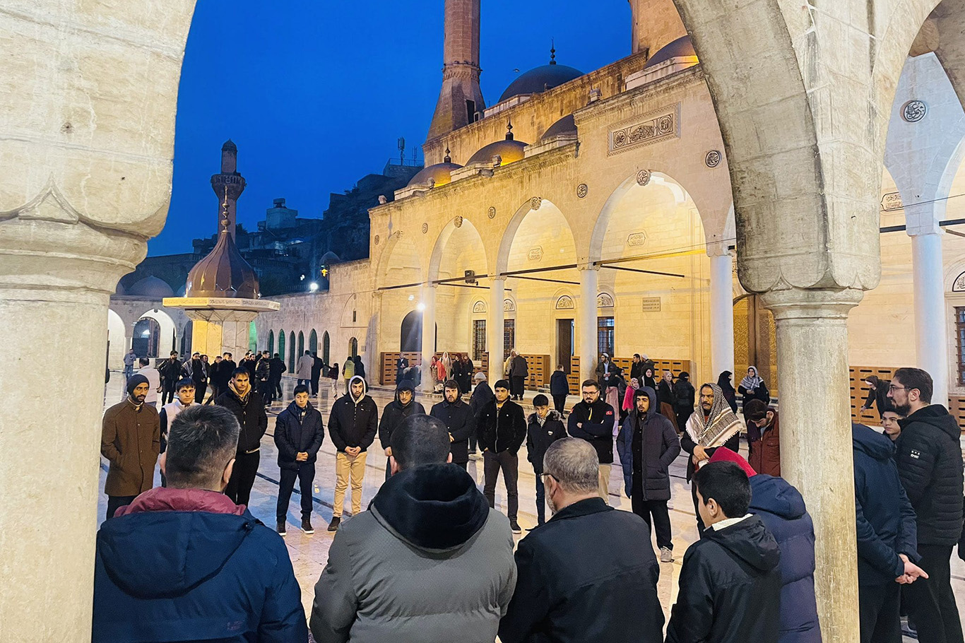 Şanlıurfa’da “Sabah Namazı ile Diriliş Buluşmaları” tarihi camide devam ediyor;