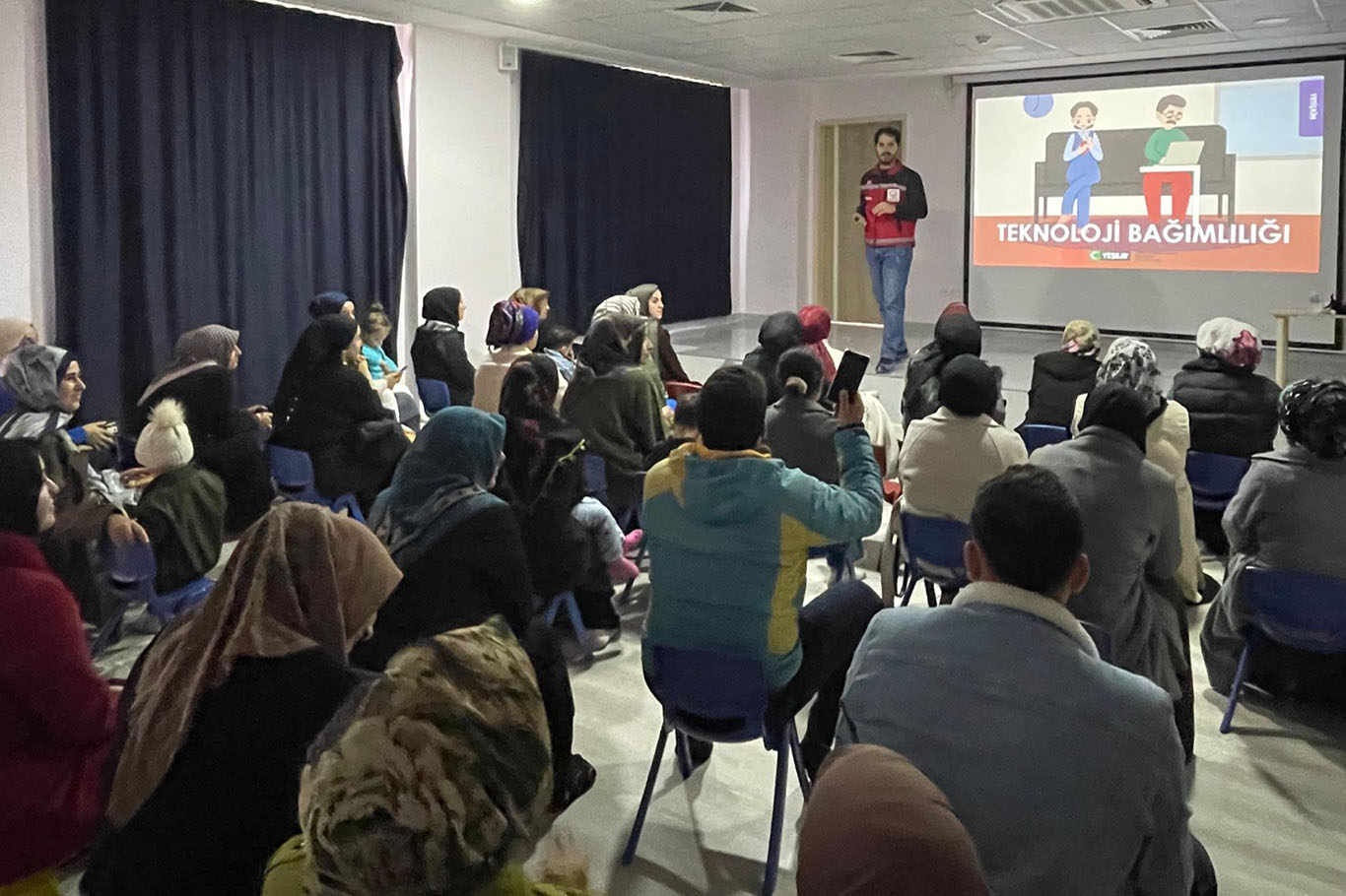 Batman'da velilere "teknoloji bağımlılığı" eğitimi verildi;