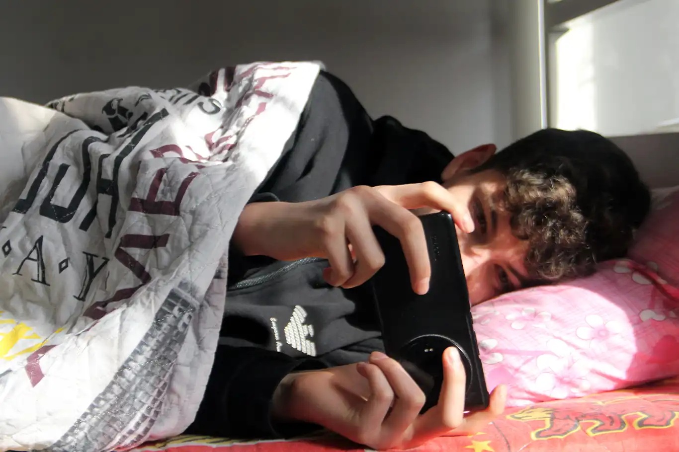 Telefondan uzak kalma korkusu psikolojiyi bozuyor!;