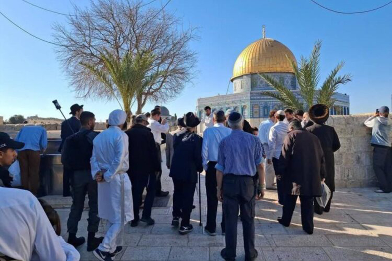 Siyonist işgalciler Mescid-i Aksa'ya baskın düzenledi;