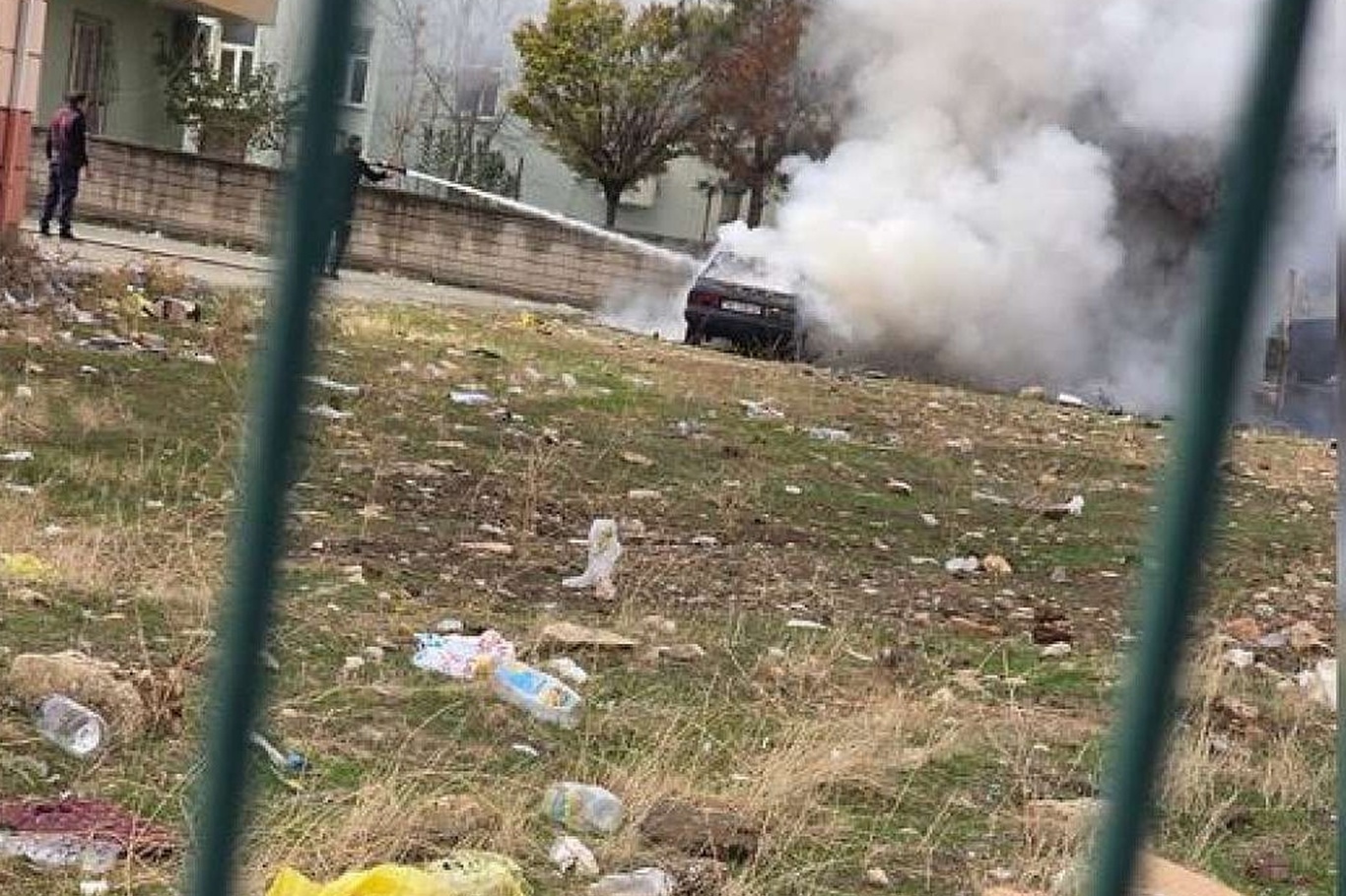 Siirt'te park halindeki araç alev alev yandı;