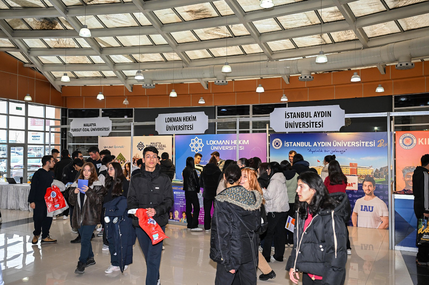 Malatya Büyükşehir Belediyesi'nin düzenlediği 'Üniversite Bölüm Tanıtım Günleri'ne yoğun ilgi ;