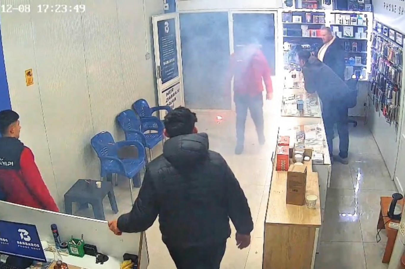 Arızalı telefonun bataryası aniden alev alarak patladı ;