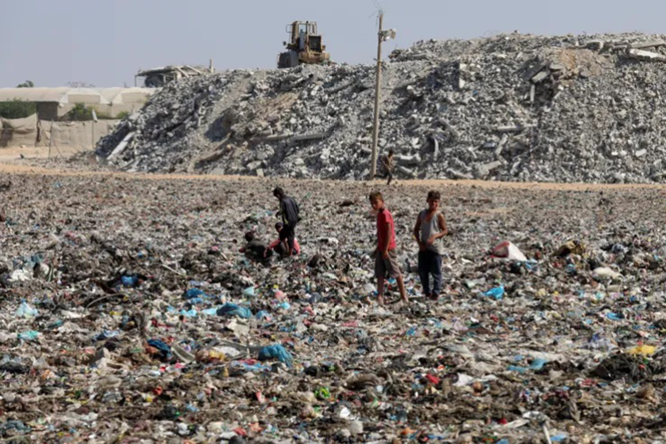 Siyonist rejimin Gazze'ye saldırıları nedeniyle 60 milyon ton enkaz ve 4 milyon ton tehlikeli atık oluştu;