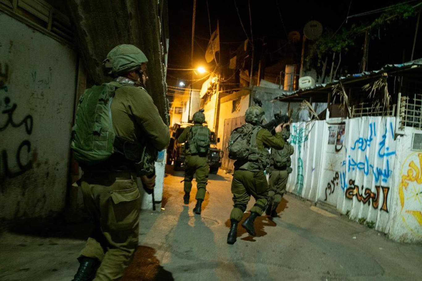 Batı Şeria'da askeri yığınak ve geniş çaplı ev baskınları;