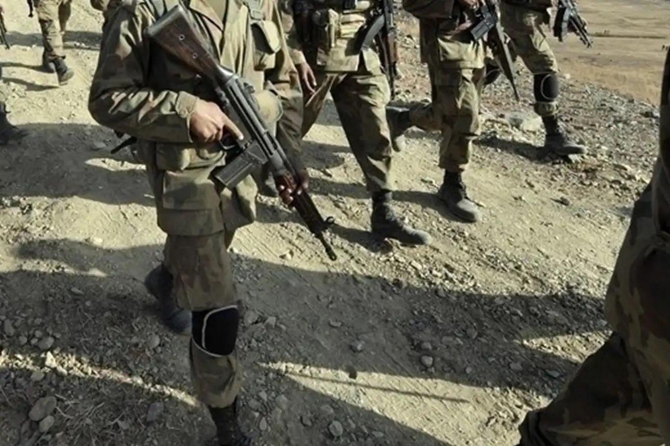 Pakistan'da askerlere saldırı: 6 ölü, 6 yaralı;