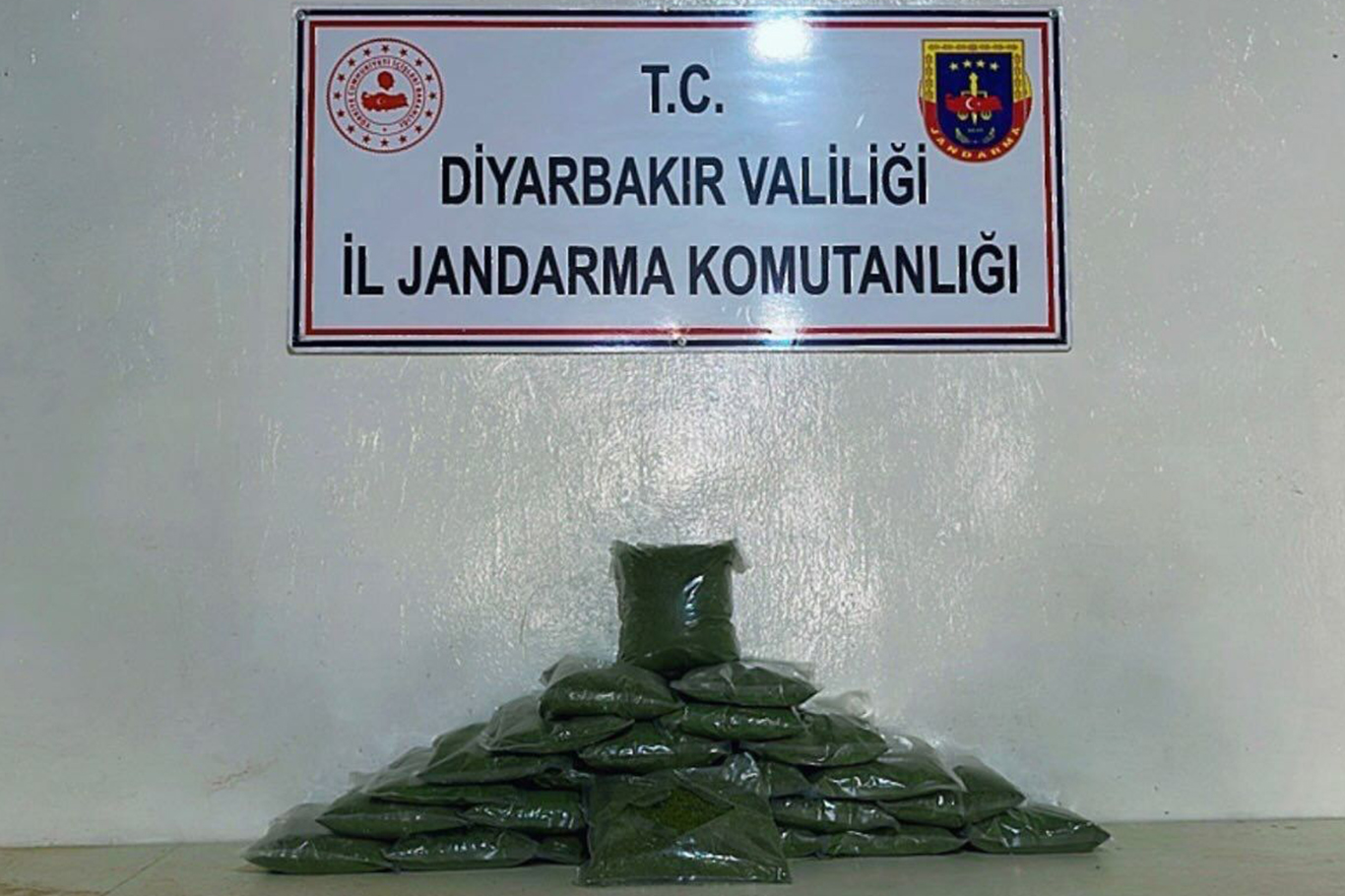 Diyarbakır'da 25 kilogram esrar ele geçirildi;