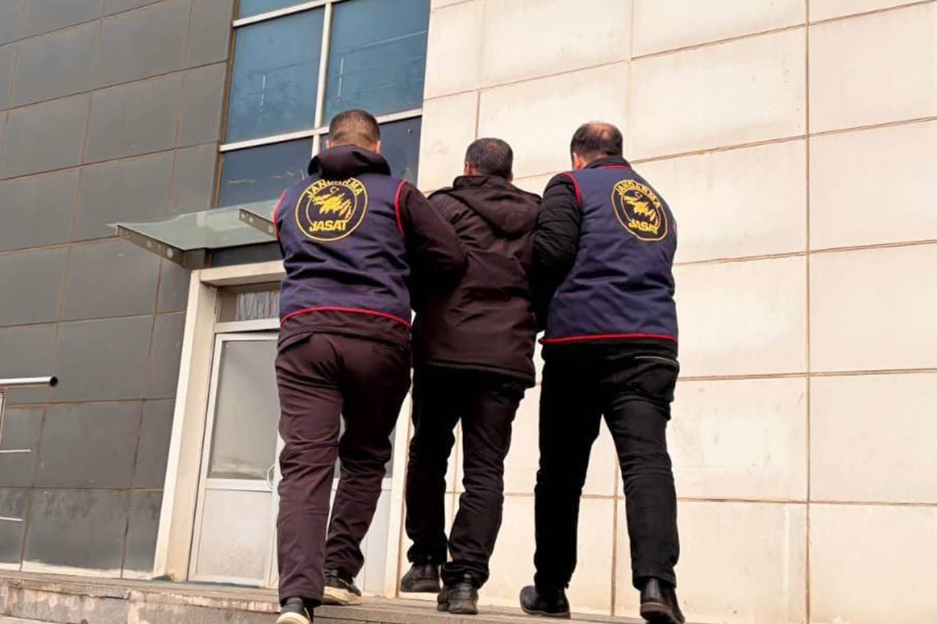 Bingöl’de kesinleşmiş hapis cezası bulunan 2 şahıs yakalandı;