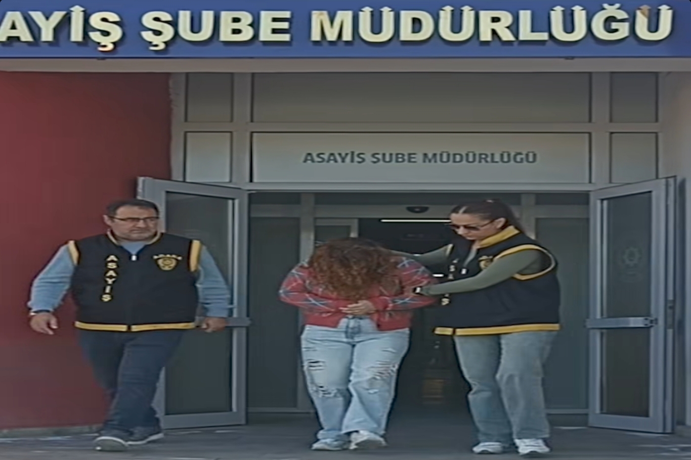 Adana'da silahla yol kesme suçundan aranan hükümlü kadın yakalandı;