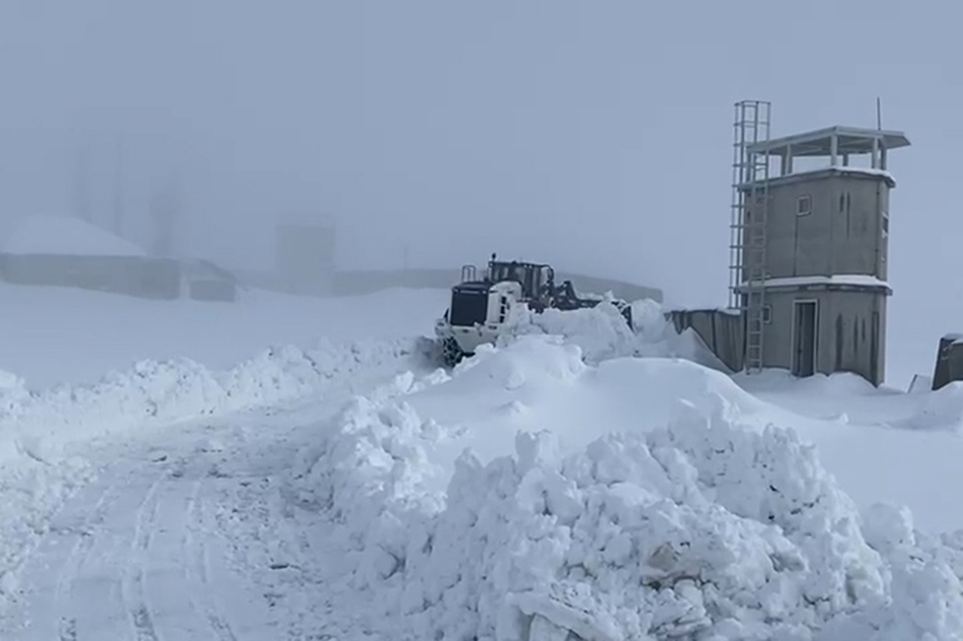Şırnak’ta kar yağışı köy yollarını kapattı;