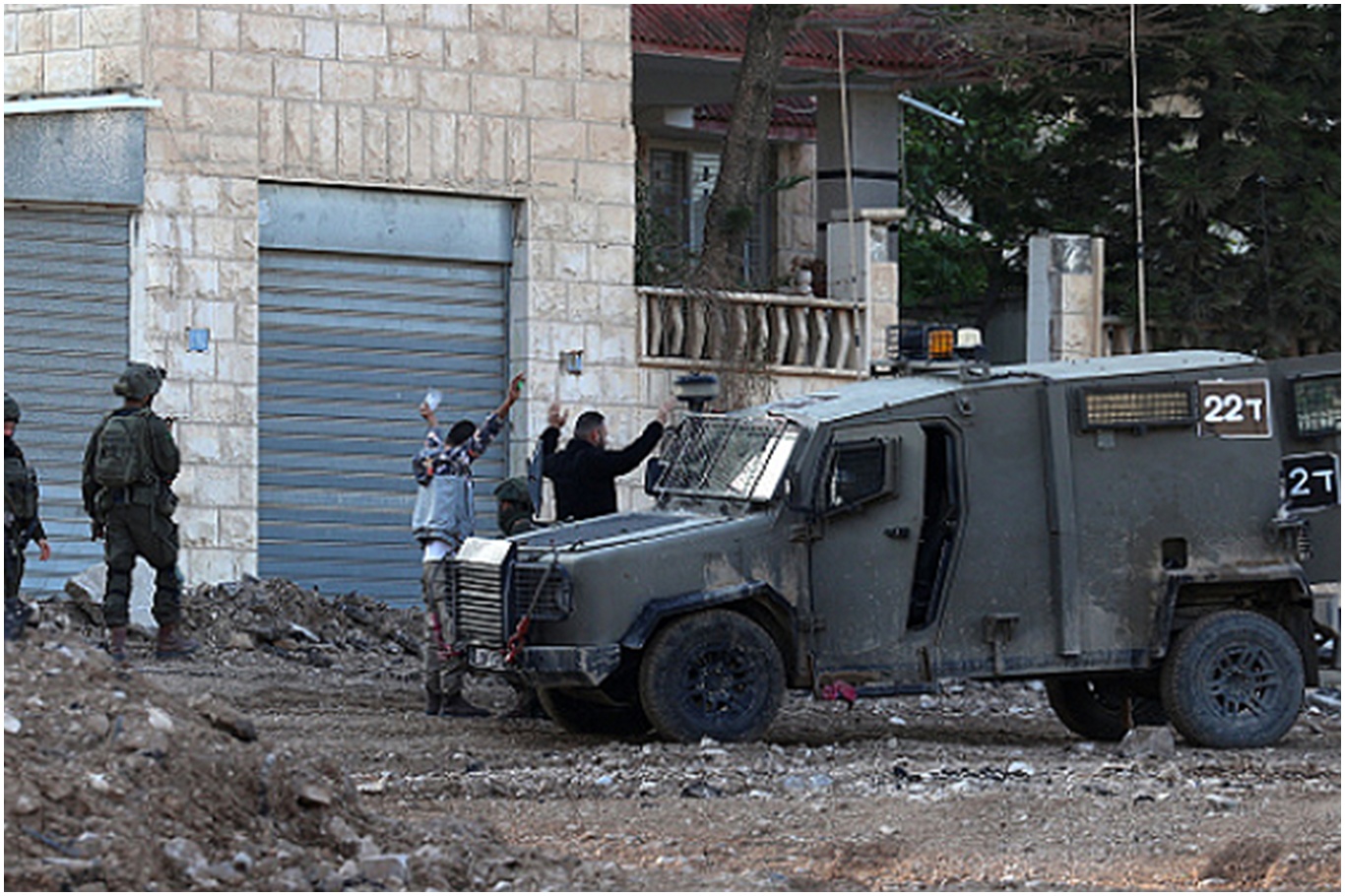 İşgal rejimi Batı Şeria’da düzenlediği baskınlarda 40’tan fazla Filistinliyi alıkoydu;
