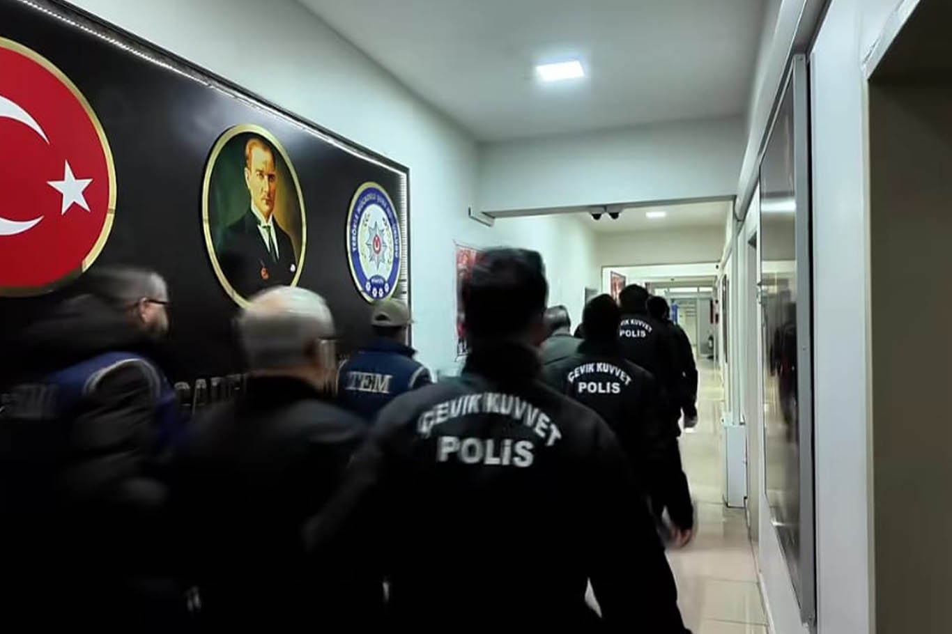 Bingöl'de düzenlenen operasyonlarda 12 kişi gözaltına alındı ;
