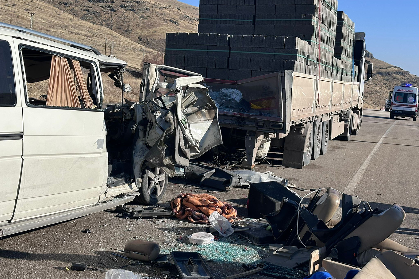 Minibüs tıra çarptı: 3 ölü;