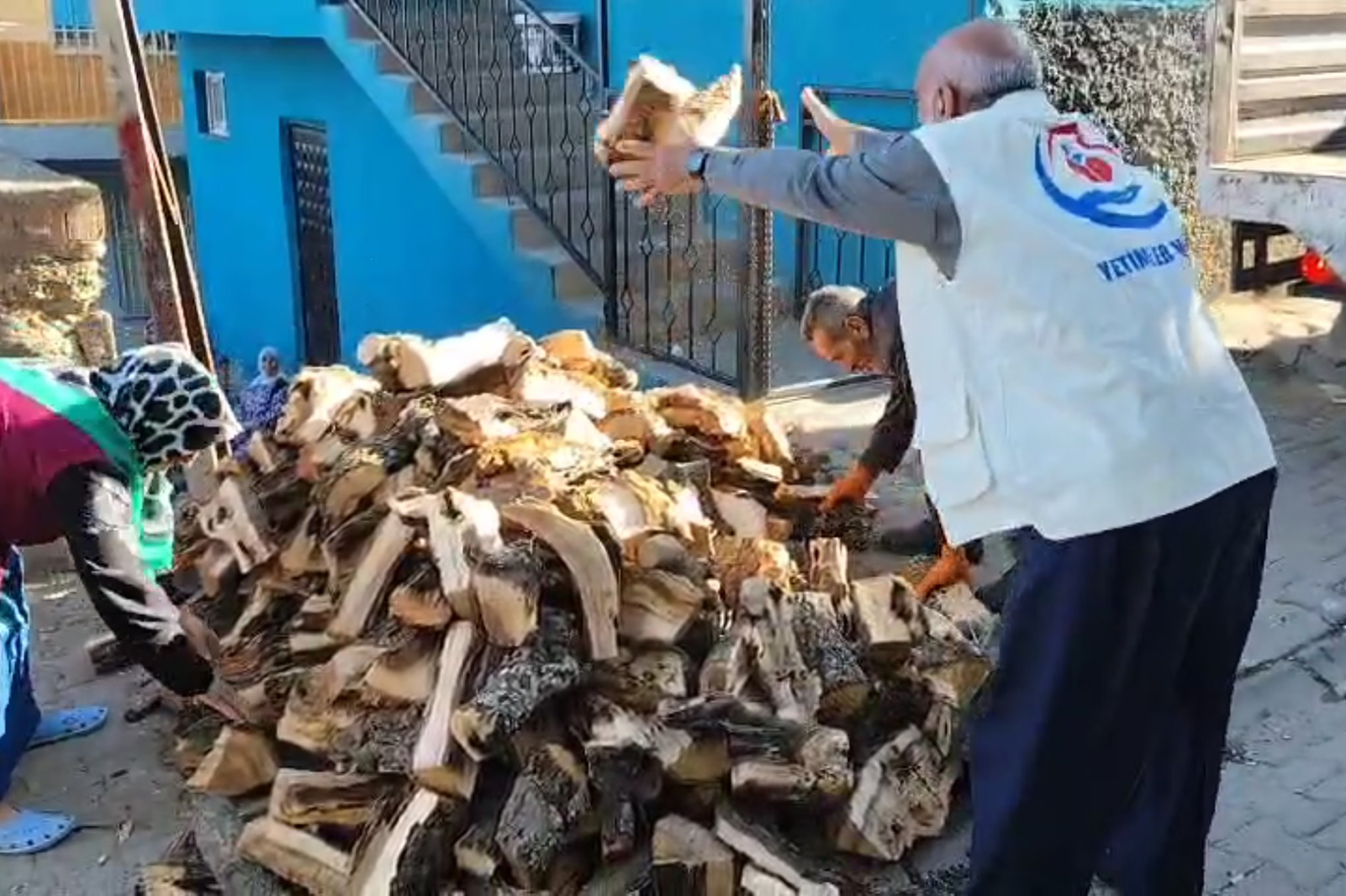 Yetimler Vakfı'ndan yetim ailelere odun yardımı;