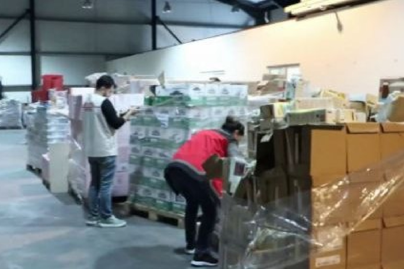 Antalya’da gıda deposunda yapılan baskında tarihi geçmiş ürünler imha edildi;